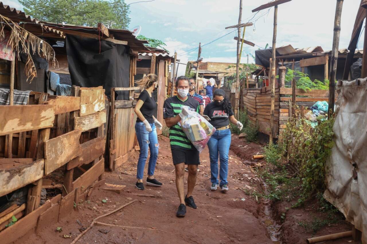 Em março de 2020, após um alagamento, Marquinhos Trad foi levar cesta básica e roupas à Favela do Mandela